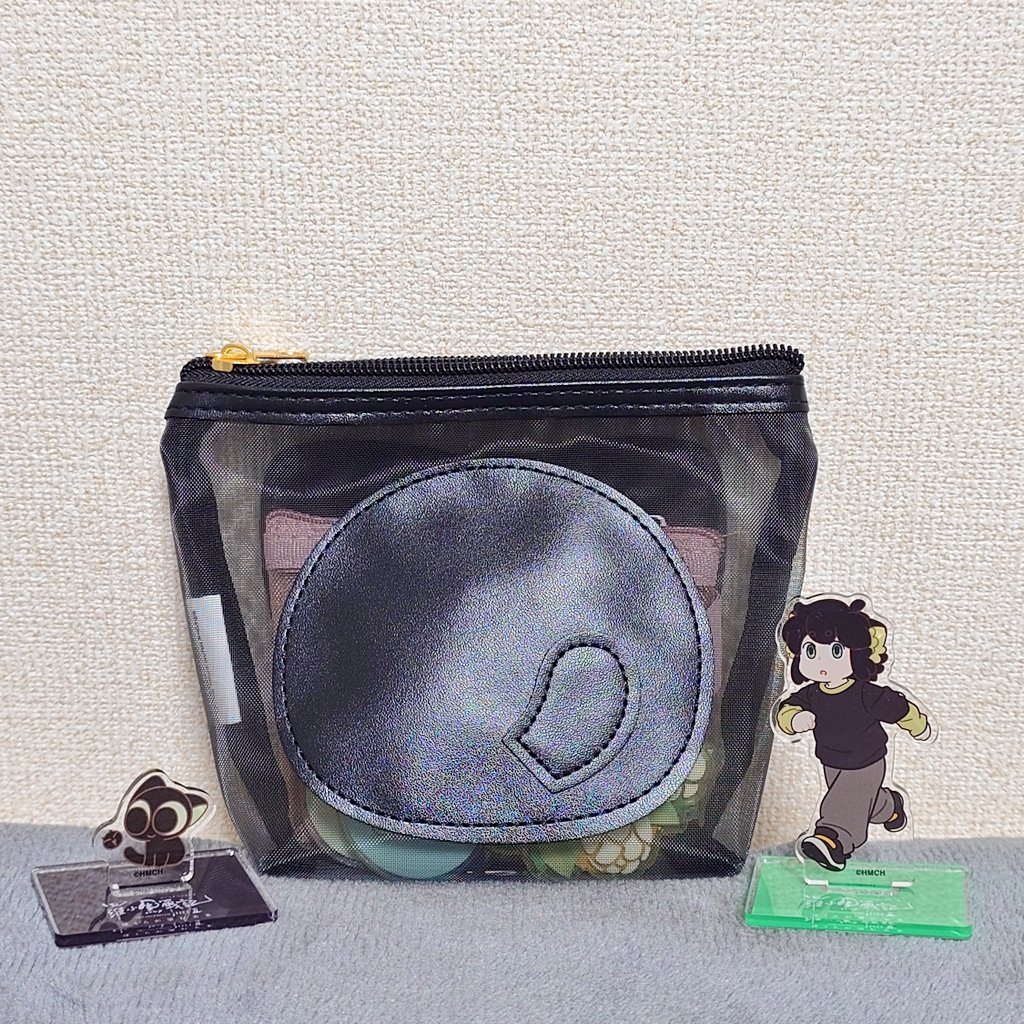 kura96_f's tweet image. そういや先日のバルト9の再販でチュールポーチが滑り込みで買えたんですけど无限アクスタがギリ入るサイズだったのでろしゃおアクスタ用ポーチになってもらうことにした　背面にちゃんと尻尾があってかわいい🐈‍⬛