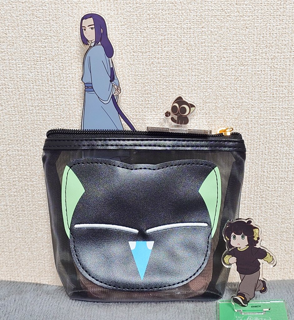 kura96_f's tweet image. そういや先日のバルト9の再販でチュールポーチが滑り込みで買えたんですけど无限アクスタがギリ入るサイズだったのでろしゃおアクスタ用ポーチになってもらうことにした　背面にちゃんと尻尾があってかわいい🐈‍⬛