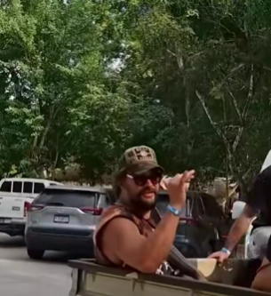 PublinewsGT's tweet image. Video🔔 Jason Momoa en Guatemala 😱 así fue visto el actor de Hollywood ingresando a Tikal.⤵️⤵️

Mira: publinews.gt/virales/2025/1…

#virales #JasonMomoa #Guatemala