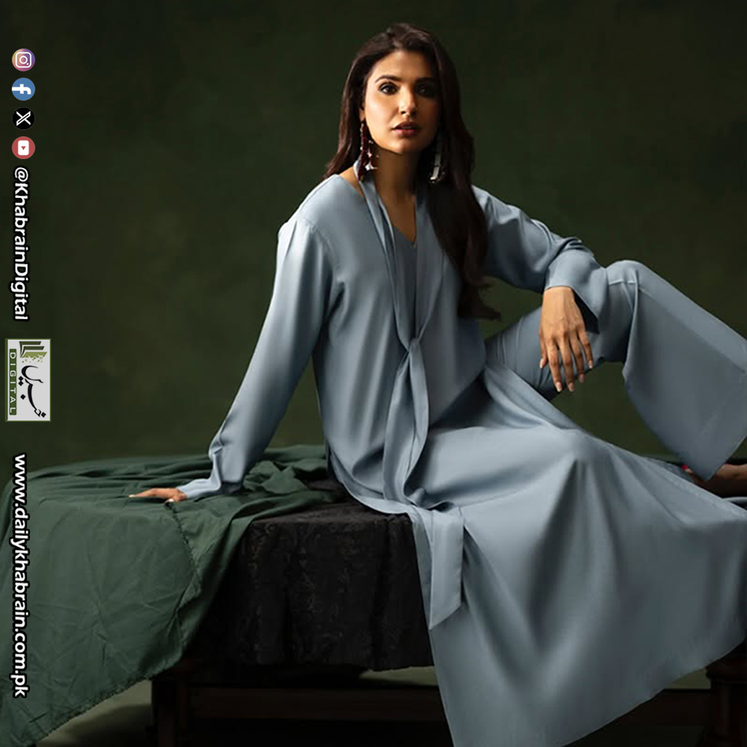 daily_khabrain's tweet photo. Aamna Ilyas
#AamnaIlyas #DuskyBlue #AlineShirt #VNeckStyle #MinimalFashion #ChicLook #ElegantStyle #FashionInspo #PakistaniFashion #StyleDiaries #ModernChic #OutfitInspo #TimelessStyle #FashionEditorial #EffortlessElegance
#khabraindigital
@aamnailyas https://t.co/aNtRIQi3qf