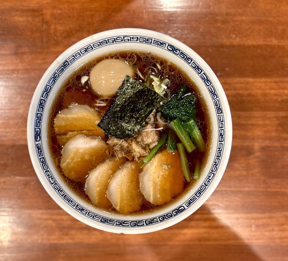 支那そば とも（九段下）
#ラーメンと固茹で玉子の幸せな関係
x.gd/njwmB
2023年、閉店したびぜん亭の後継を担うようにして開業。備前の魂、東京の味でファンを確実に増やしてきた。引き継いだのはスープ、麺といったベースの部分だけではなく、人気のチャーシューや、固茹での玉子もそう