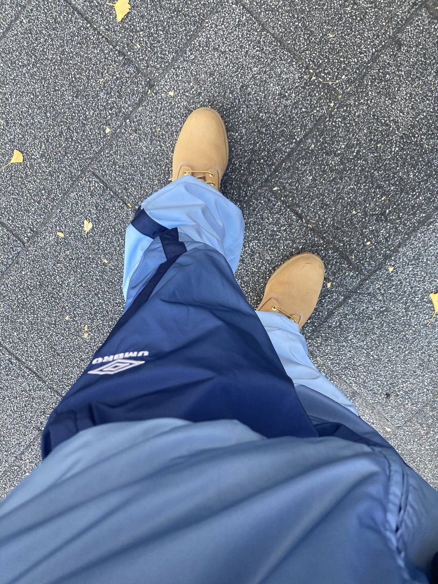 umbroのジャージ、グラデーション効いててかっこいいけど、セットアップをおっさんが着るには少し派手だな(　´ᾥ`　)