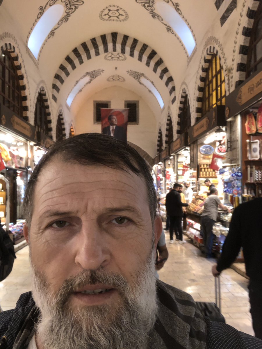 İSLAMA ENGEL OLMAK
İSTEYENLER KUDURUYOR
ÜÇ BEŞ GÖLGELERİ
BİR ARAYA GETİREREK
SON ÇIRPINIŞLARINI
YAŞIYORLAR
KARINCA KANATLANINCA ERDİM ZANNEDERMİŞ
OYSA ECELİ GELMİŞ
HABERİ YOK
AZ KALDI
BU ZULÜM BİTECEK
ZAFER İSLAMIN OLACAK