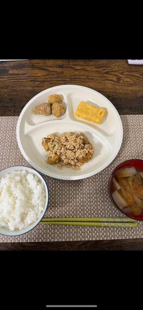 お昼にします🍚
今日は里芋を使ったランチプレートにしてみました🤓🤳