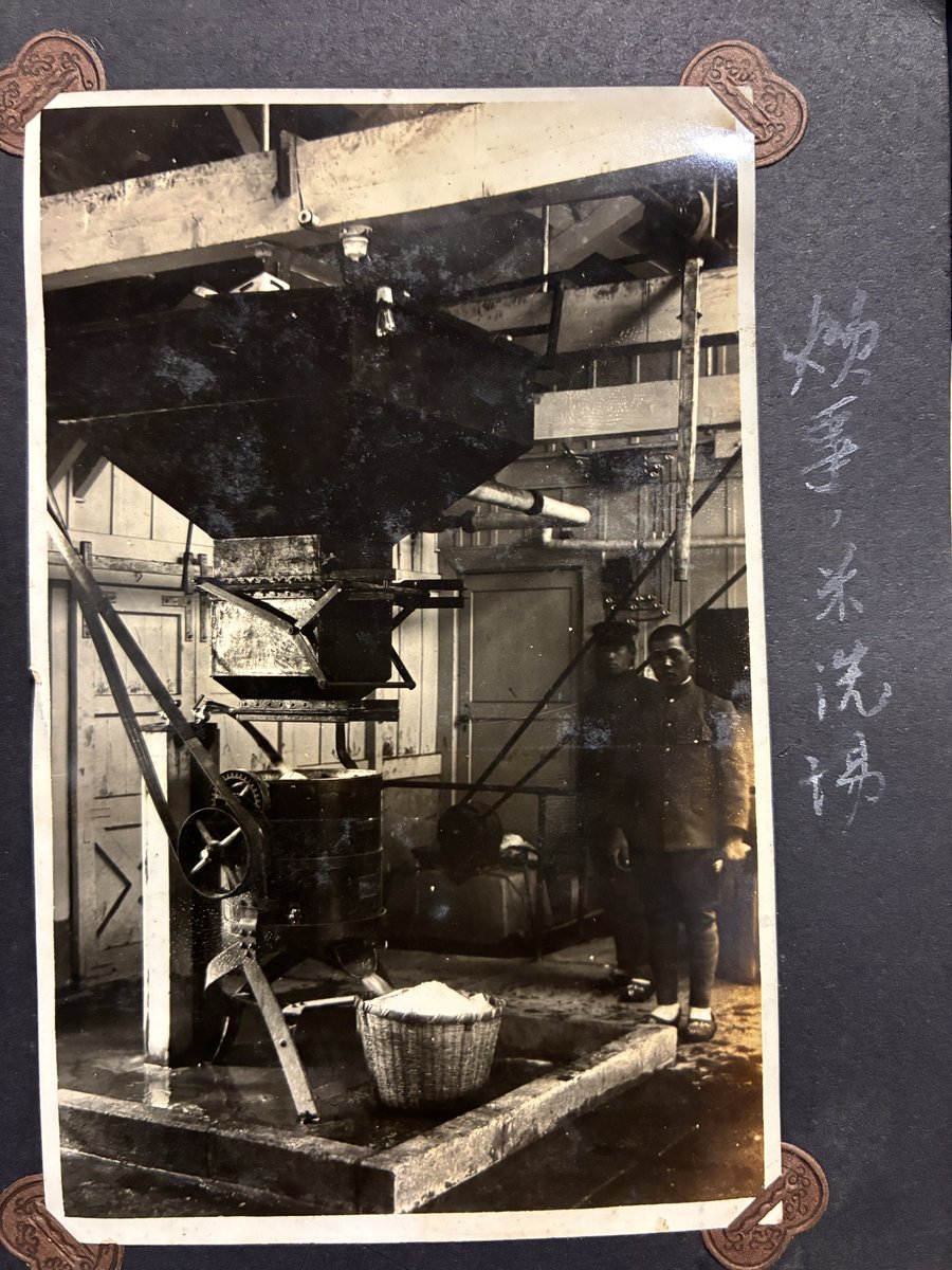 近衛の炊事場にはこんなのがあって、他の連隊にもあったのかな。
天上に吊られた機械から水が落ちてくるのか米が落ちてくるのかわかりません。