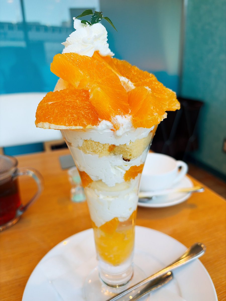 shortcake_suko's tweet photo. 銀座コージーコーナー　愛媛県産柑橘のパフェ
コージーコーナーのカフェでいただける紅まどんなを使用したパフェ！
この紅まどんながめっちゃ美味しい！！！
果汁が凄くてたまらなく甘くて、普通のみかんに戻れなくなるくらい美味しい！
このパフェが1000円台で食べれるのはバグ！！！ https://t.co/eEz3Cx6vPF