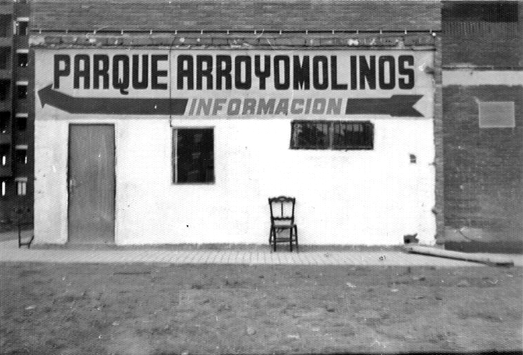 mostoleshoy's tweet photo. ¡Buenos días Móstoles! Así empezaba todo en 1975, una simple caseta, una silla solitaria y muchos sueños por levantar la Plaza de Arroyomolinos. ¿Quién recuerda pasar por aquí cuando no había nada? Pongamos que hablo de #Móstoles https://t.co/to2POLLm3N