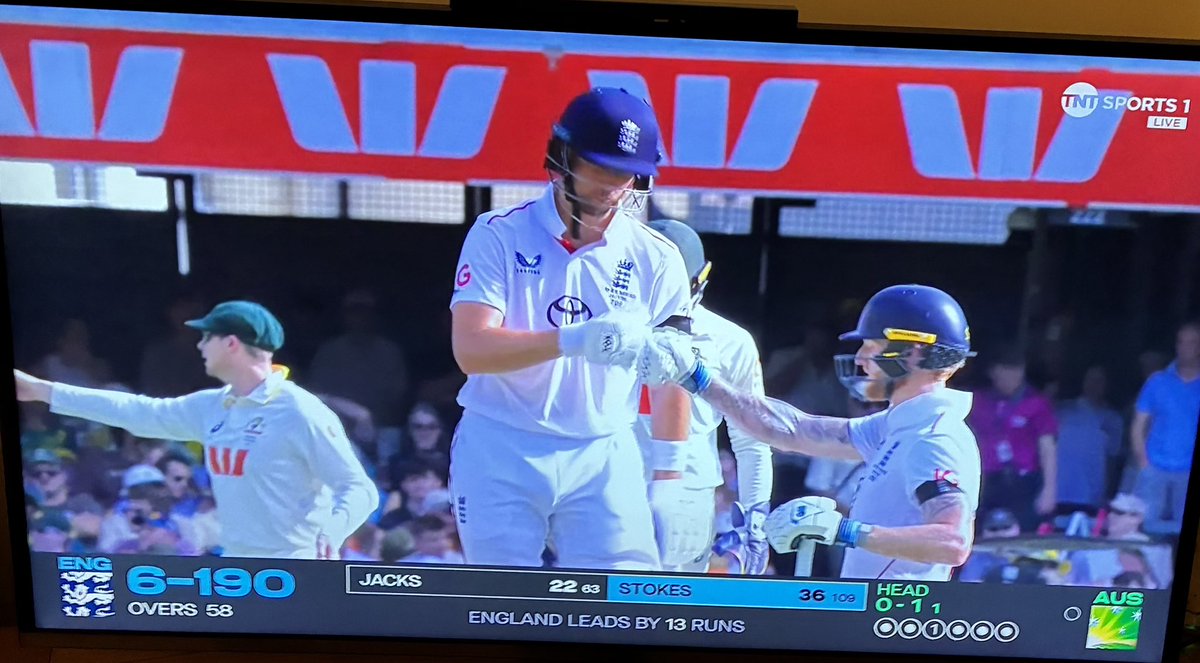 OffenhamCC's tweet image. Now that’s Test #cricket. Most enjoyable session so far🏏🏏🏏👏👏👏 #Ashes
Plus, I hadn’t realised Jacks was so tall @bbctms @ECB_cricket @TheBarmyArmy