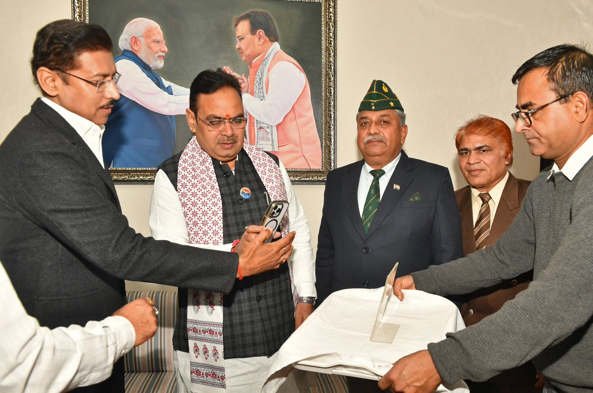 Armed Forces Flag Day के अवसर पर माननीय मुख्यमंत्री श्री <a href="/BhajanlalBjp/">Bhajanlal Sharma</a> जी को Flag Badge लगाया। 

यशस्वी प्रधानमंत्री श्री <a href="/narendramodi/">Narendra Modi</a> जी के मार्गदर्शन, केंद्रीय गृह एवं सहकारिता मंत्री आदरणीय श्री <a href="/AmitShah/">Amit Shah</a> जी, भाजपा के राष्ट्रीय अध्यक्ष आदरणीय श्री <a href="/JPNadda/">Jagat Prakash Nadda</a> जी एवं केंद्रीय