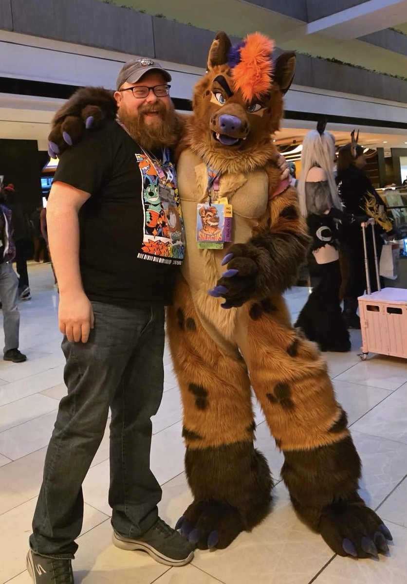 Guyyyyys OMG I got to see the wonderful  <a href="/snacksHyena/">Snacks 🍖🌯🍙</a> !!!! <3 it made me so truly happy getting to see him again his new suit is WONDERFUL!!!!!!

#MFF2025 #SnacksYeen