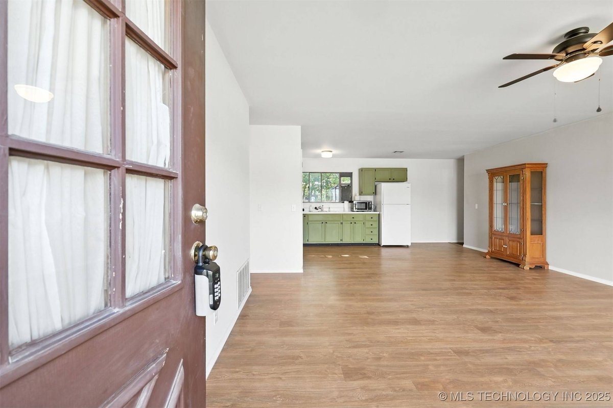 JonRealtorOK's tweet photo. Charming 3-bed, 2-bath full-brick home in Tulsa! New roof, vinyl plank floors, updated baths &amp; kitchen (fridge stays!). Catio for your cats &amp; backyard views of a small farm! Minutes from downtown &amp; parks. Tour now: https://t.co/6N6KVGVs1u https://t.co/VpuowUvkHX
