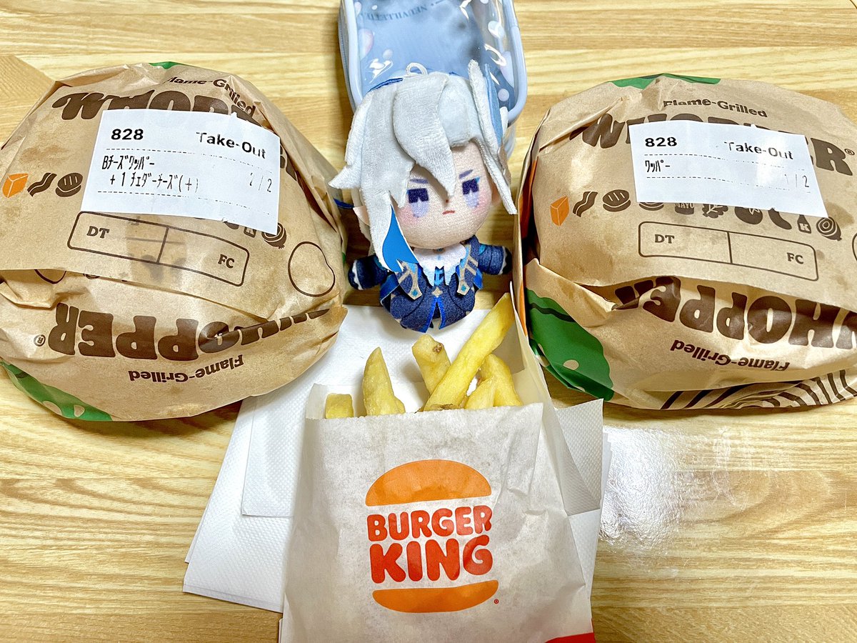 お誕生日クーポンで１つ無料でバーガー🍔貰った！

想像より大きかった
ちゃんとみて頼まないとね
セットのバーガーと２つの大きなバーガー🍔🍔