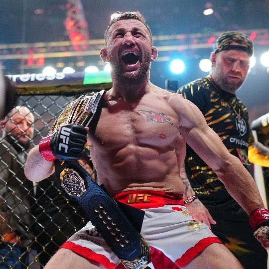 佩特·燕击败达瓦利希维尼亚夺回冠军,UFC323巅峰对决上演五回合震撼封王 - 1