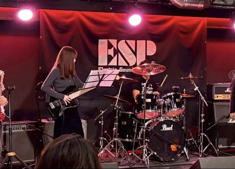 昨日はセッションライブ🌠

玄関の階段でベースが重すぎて転んですりむいたけどベースあるあるなのかな

先週はヨルシカと結束バンドのボーカルもできて、よかた