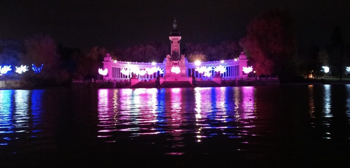 Los grupos de trabajo de Conservación y Mejora del Paisaje de las Artes y las Ciencias, declarado Patrimonio Mundial por UNESCO, afirman que las luces navideñas en <a href="/_ElRetiro/">El Parque del Retiro</a> son muy nocivas para el paisaje, la fauna y la vegetación.
#Contaminaciónlumínica
noticiasretiro.com/2025/12/las-de…