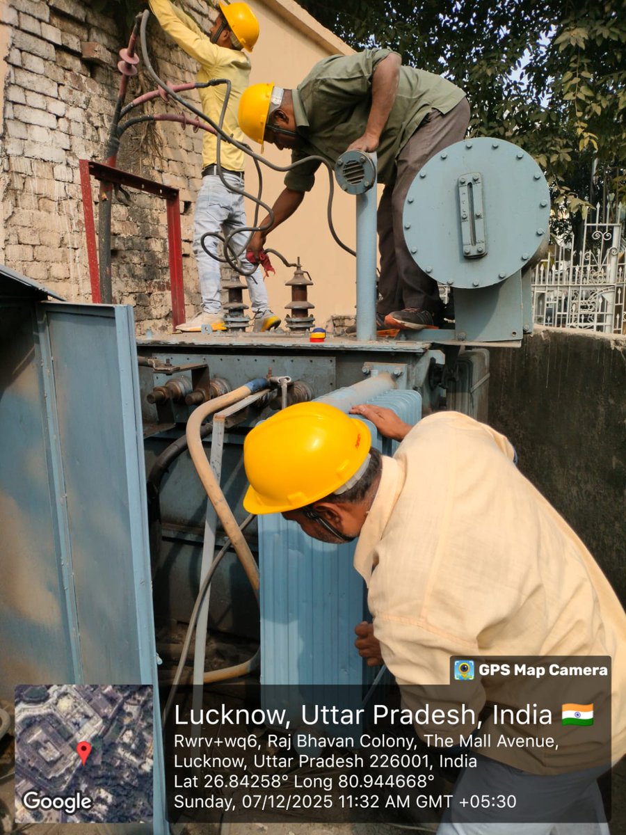 लखनऊ मध्य क्षेत्र के अंतर्गत राजभवन उपकेंद्र से पोषित 11kV कैफेटेरिया फीडर पर स्थित विधान सभा गेट नंबर 7 के पास स्थापित 1000 KVA ट्रांसफॉर्मर का आवश्यक अनुरक्षण कार्य सुरक्षा उपकरणों  के साथ पूरी सावधानीपूर्वक कराया जा रहा है।