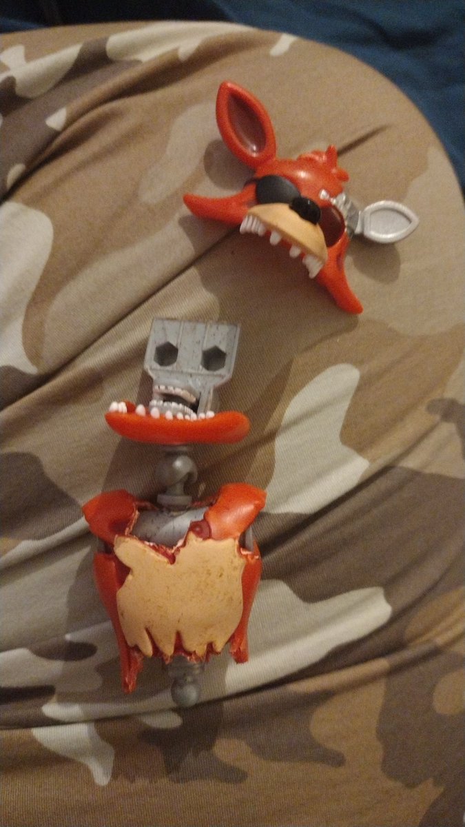 Ari05VR's tweet image. Customized Endo series foxy going hard fr can't wait to upgrade chica next, (I have a spare mangle from the leg and arm transplant, so I'm using the spare ball joints) #figuremaking #customise #jazwares #fnaftwt