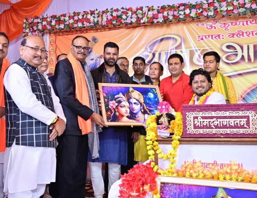 rpsingh's tweet image. जय श्री कृष्णा।
मेरे गृह जनपद बाराबंकी स्थित निवास पर श्रीमद् भागवत कथा आनंदमयी ढंग से सफलतापूर्वक सम्पन्न हुई।

कार्यक्रम में समय निकालकर सम्मिलित होने के लिए उपमुख्यमंत्री श्री ब्रजेश पाठक जी (@brajeshpathakup ) का आभार। संजय राय जी पवन सिंह चौहान जी बैजनाथ रावत जी अवनीश सिंह…