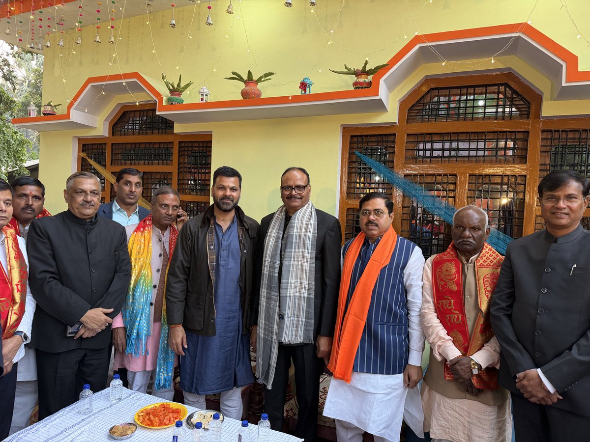 rpsingh's tweet image. जय श्री कृष्णा।
मेरे गृह जनपद बाराबंकी स्थित निवास पर श्रीमद् भागवत कथा आनंदमयी ढंग से सफलतापूर्वक सम्पन्न हुई।

कार्यक्रम में समय निकालकर सम्मिलित होने के लिए उपमुख्यमंत्री श्री ब्रजेश पाठक जी (@brajeshpathakup ) का आभार। संजय राय जी पवन सिंह चौहान जी बैजनाथ रावत जी अवनीश सिंह…