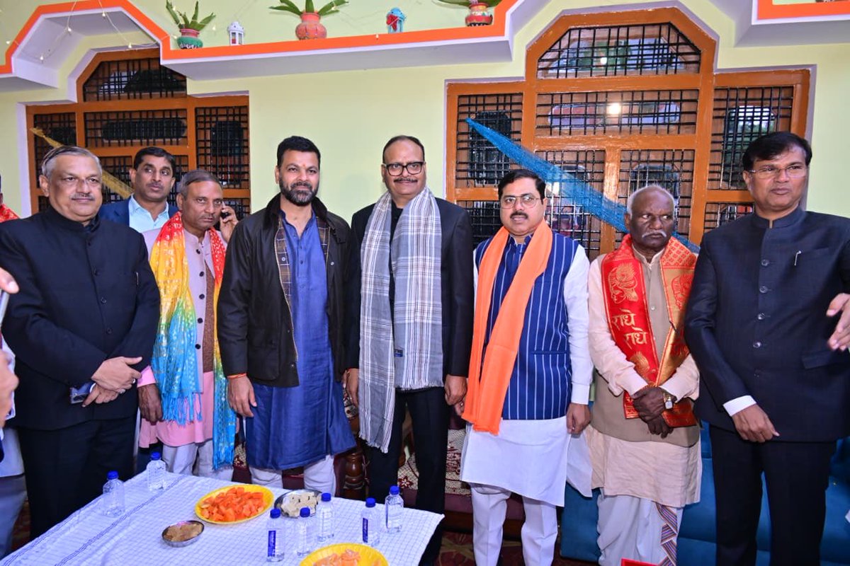 rpsingh's tweet image. जय श्री कृष्णा।
मेरे गृह जनपद बाराबंकी स्थित निवास पर श्रीमद् भागवत कथा आनंदमयी ढंग से सफलतापूर्वक सम्पन्न हुई।

कार्यक्रम में समय निकालकर सम्मिलित होने के लिए उपमुख्यमंत्री श्री ब्रजेश पाठक जी (@brajeshpathakup ) का आभार। संजय राय जी पवन सिंह चौहान जी बैजनाथ रावत जी अवनीश सिंह…