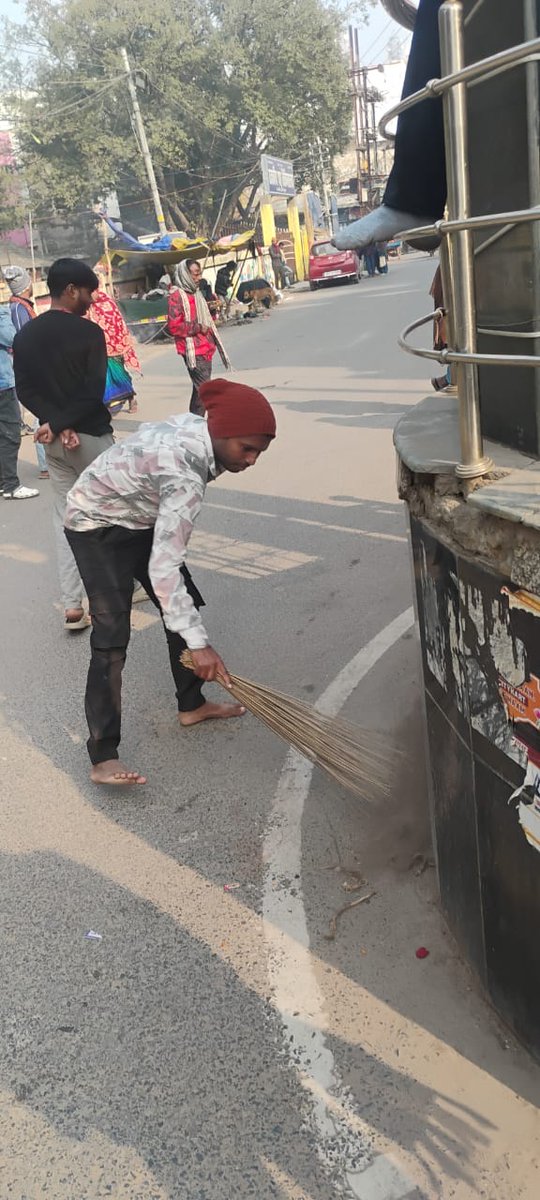 sfdbgs's tweet photo. “आज SFD की टीम ने बाबा साहब भीमराव अंबेडकर जी की प्रतिमा परिसर में स्वच्छता अभियान चलाया। स्वच्छता के प्रति जागरूकता फैलाने और समाज में स्वच्छता का संदेश देने के इस प्रयास में सभी सदस्यों ने उत्साहपूर्वक भाग लिया।” https://t.co/hm5YeFRslT
