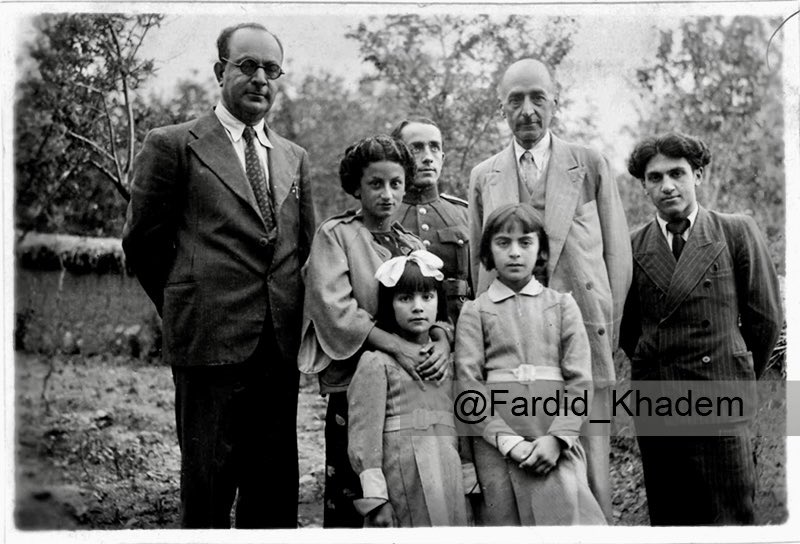 از راست علی خادم، جهانگیر خان وزیری تبار، سرهنگ کیومرث صالح، بدری وزیری تبار(همسر علی خادم)، عباسعلی خان صالح و دو دختر پریوش و خورشید صالح
پس قلعه در شمیران تهران سال ۱۳۱۶