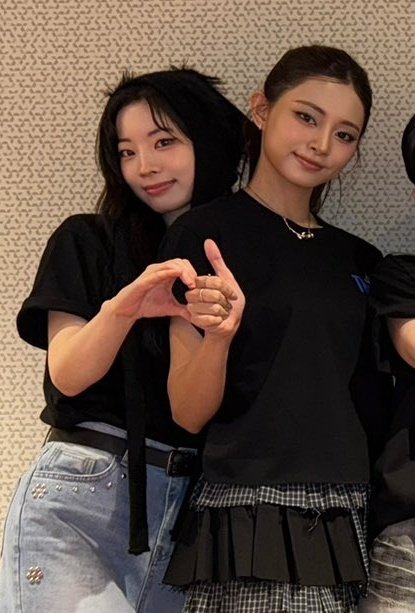 mn_tw060's tweet photo. 絶対にキムダヒョンさんとハートをしない周子瑜さんおもろすぎる https://t.co/w0OUUFB7D7