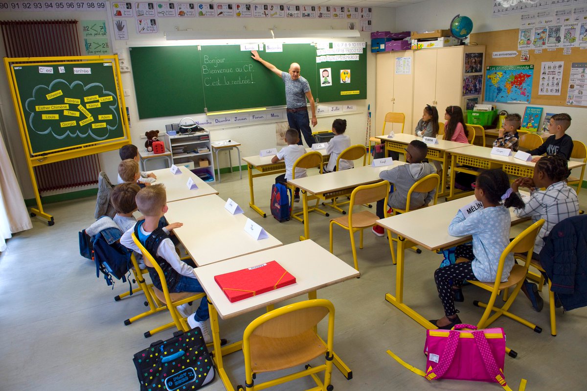 CerfiaFR's tweet photo. 🇫🇷👨‍👩‍👦‍👦 FLASH | Un collectif de parents et d’enseignants, intitulé MeTooÉcole, INTERPELLE Emmanuel Macron dans une tribune et entend « lutter contre les violences faites aux enfants dans les écoles » après une série de signalements d’agressions sexuelles, en particulier à Paris. https://t.co/dNgbg3Fxui