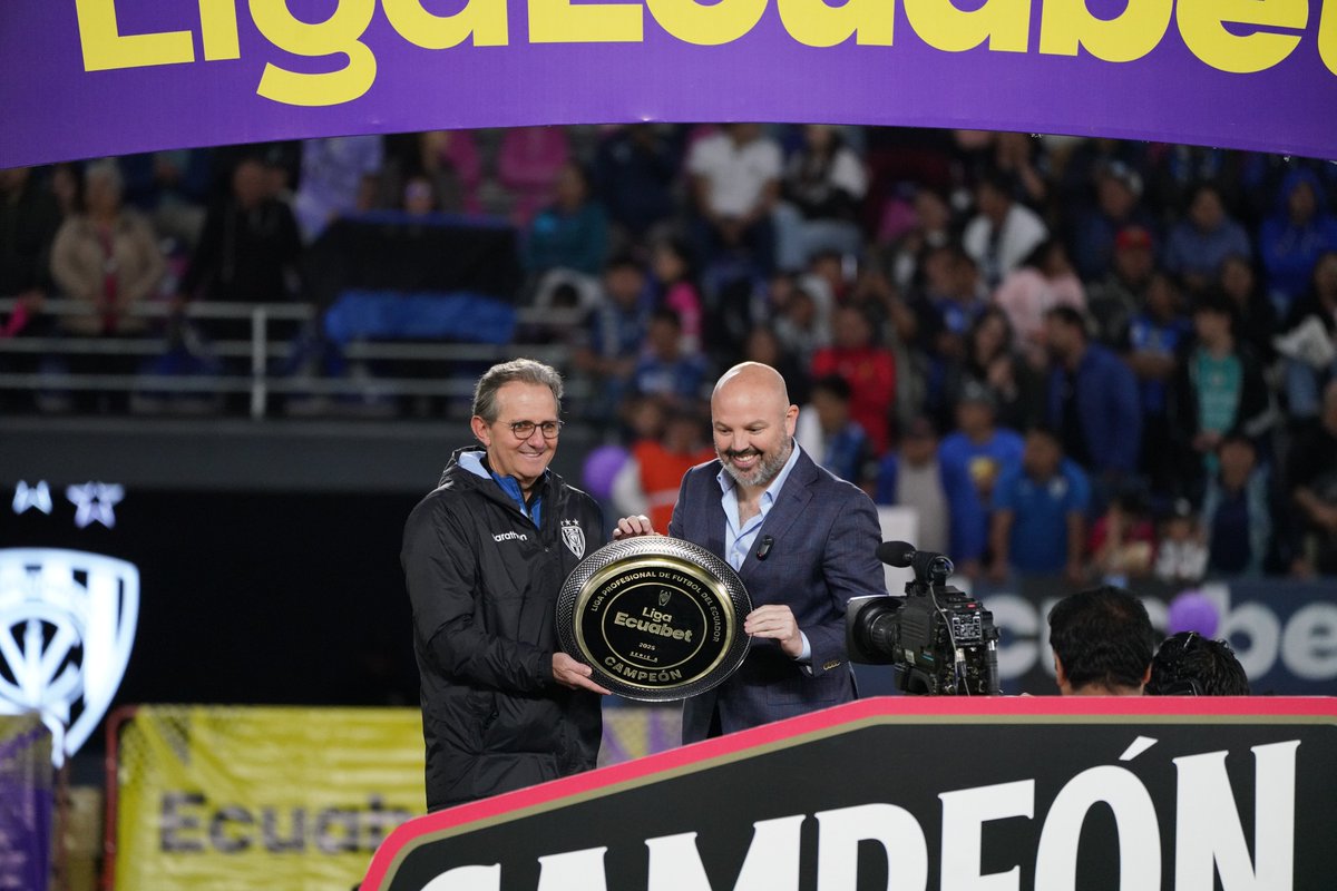 EcuabetOficial's tweet photo. ¡FELICIDADES @IDV_EC!
¡MERECIDO CAMPEÓN DE LA @LigaEcuabetec! 
¡SALUD NEGRIAZULES! ¡SALUD MATAGIGANTES!

💙🖤💙 https://t.co/e8G4kF2dwq