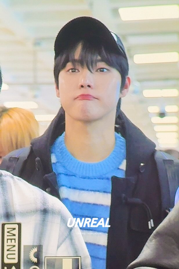 251206 너무 귀엽게 걸어다님......ㅜㅜ #ONEWE #원위 #YONGHOON #용훈 <a href="/official_ONEWE/">원위 (ONEWE)</a>