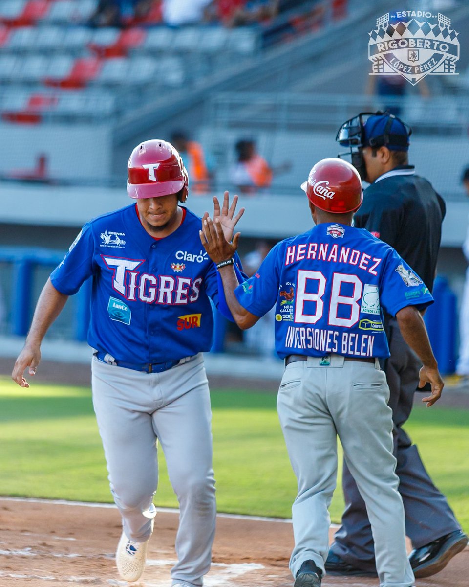 Postales 📷📷 del encuentro de #LaProfesional 2025-2026 entre Tigres y Leones en nuestro coloso 🏟 #estadiorigobertolópezpérez.  Los locales se llevaron la victoria con marcador de 3 carreras por 2.