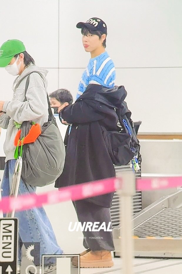 251206 이거 전날 뭐입을지 골라놓고잔거래!!!!!!! #ONEWE #원위 #YONGHOON #용훈 <a href="/official_ONEWE/">원위 (ONEWE)</a>