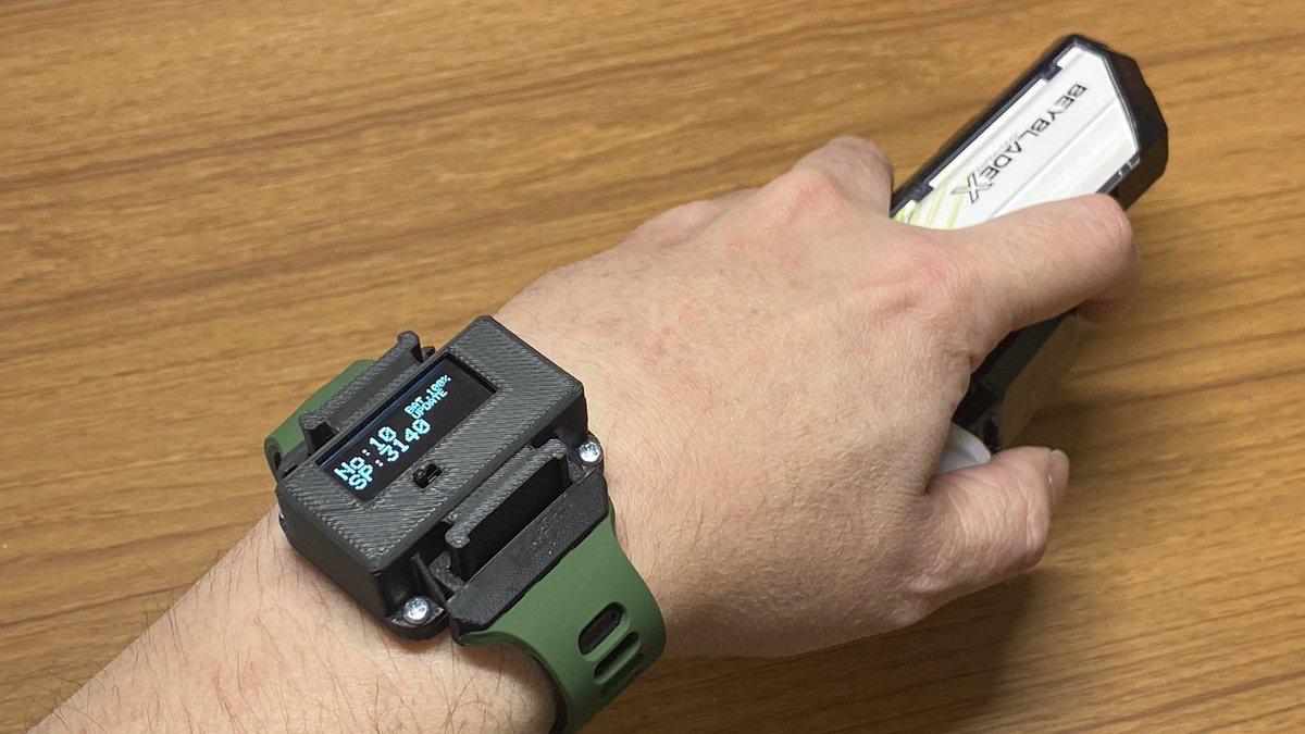 シュートパワーモニターはベルトをつけてワンタッチでウェアラブル仕様にできます。持ち方やグリップ装着に制約が無くなりいつも通りの打ち方でSP計測ができます。