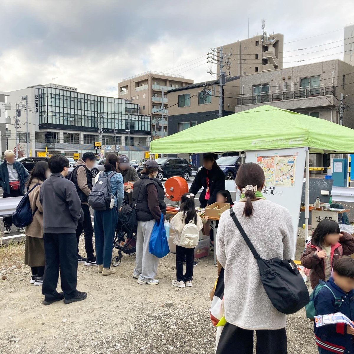 【のぼりと・ゆうえんエリア】
＼「登戸まちなか遊縁地×のぼりとチャレンジフリマ」に行ってきました！／

11月23日、登戸2号線と川崎市の管理用地を会場として開催された「登戸まちなか遊縁地×のぼりとチャレンジフリマ」。