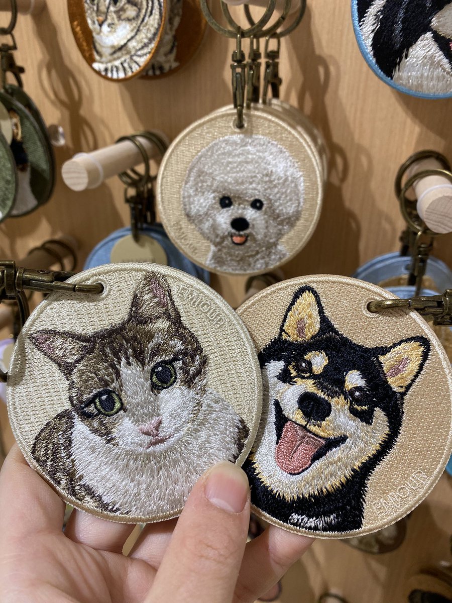 刺繍キーホルダー #EMJOUR 文具売場にて展開中ですฅ^•ω•^ฅ 両面に犬や