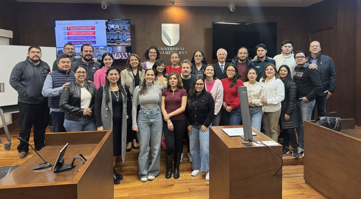 ¡ Magnífico grupo de estudiantes de la Maestría en Derecho Laboral de la Universidad Panamericana, en su estupenda sala de Juicios Orales !