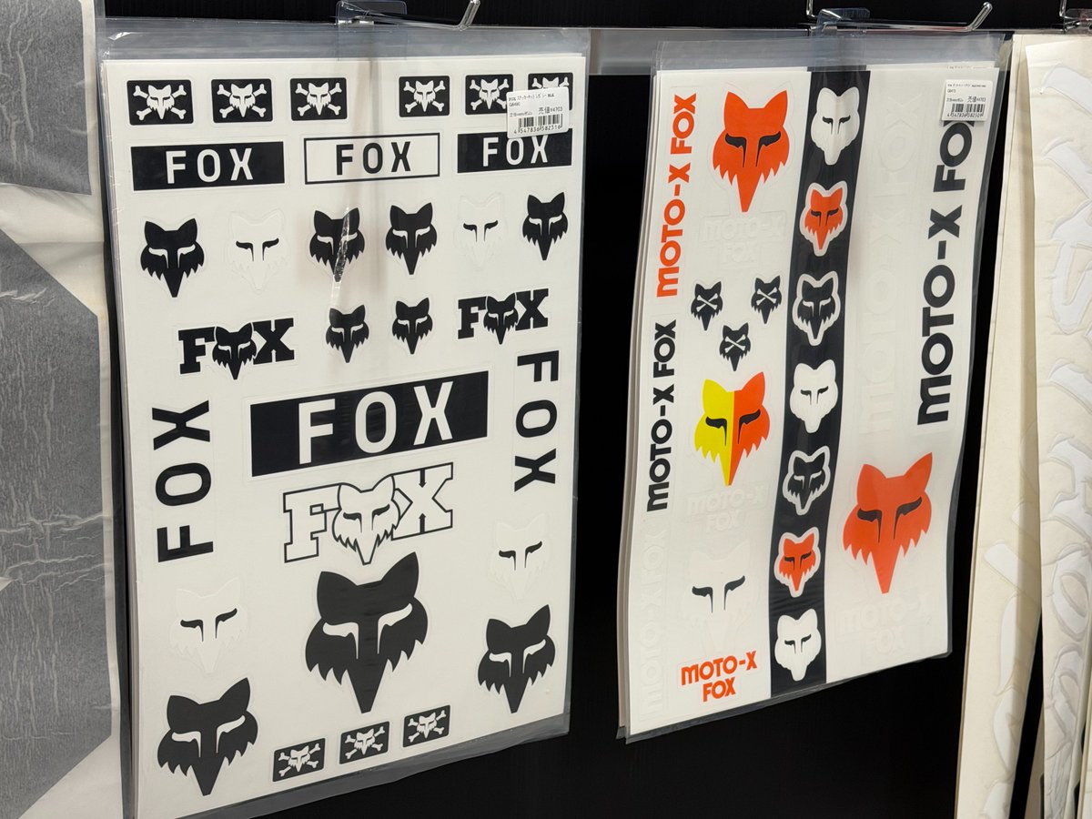 長らく欠品していたFOXのステッカーが 新しいデザインになって入荷