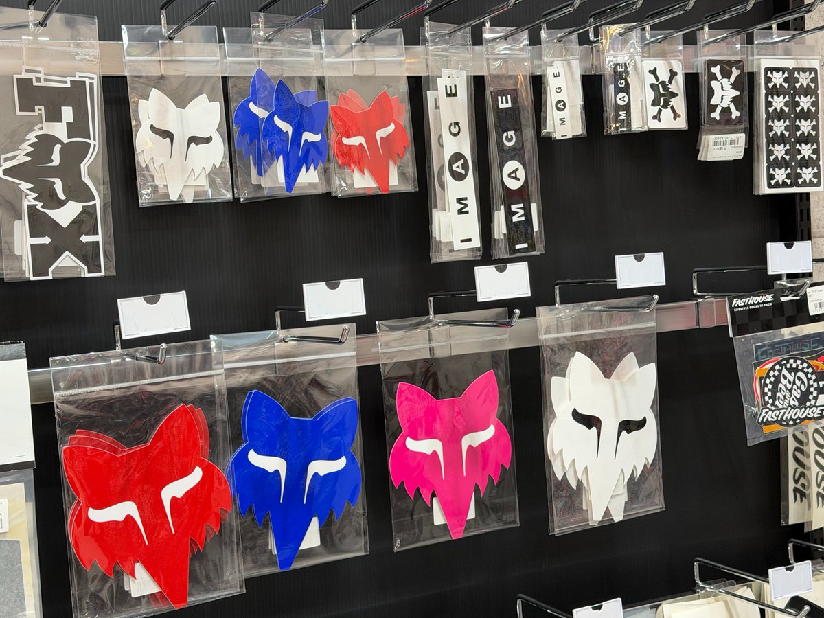長らく欠品していたFOXのステッカーが 新しいデザインになって入荷