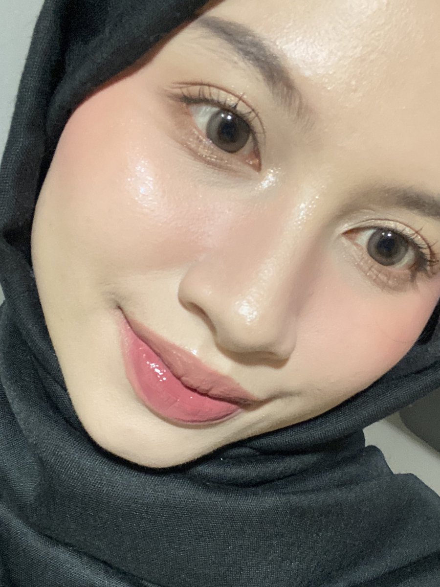 blissfulfancy's tweet photo. makeup se flawless &amp; smooth ini cmn pake produk-produk lokal yang ga sampe 50ribu… 

where have i been all this time… https://t.co/lMdwK6uviE