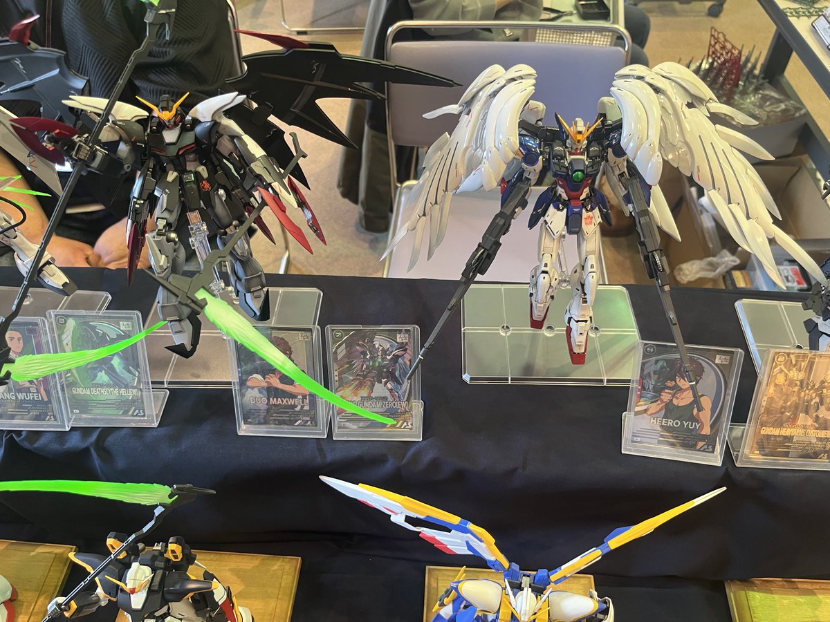 Capelli_no16's tweet photo. 山しょ〜さんのガンダムW EW集合写真。
敗者たちの栄光仕様が壮観。多分、揃いも揃って自立が厳しそう。特にヘビーアームズくん。歩けんやろｗ
タウヤー+フーティエ装備のアルトロン、格好いいなぁ。なんでプレバンなのかなぁ。
カード展示と音楽も含めての展示、良いなぁ。
 #TMP展示会2025 https://t.co/CI8FUAfD8x