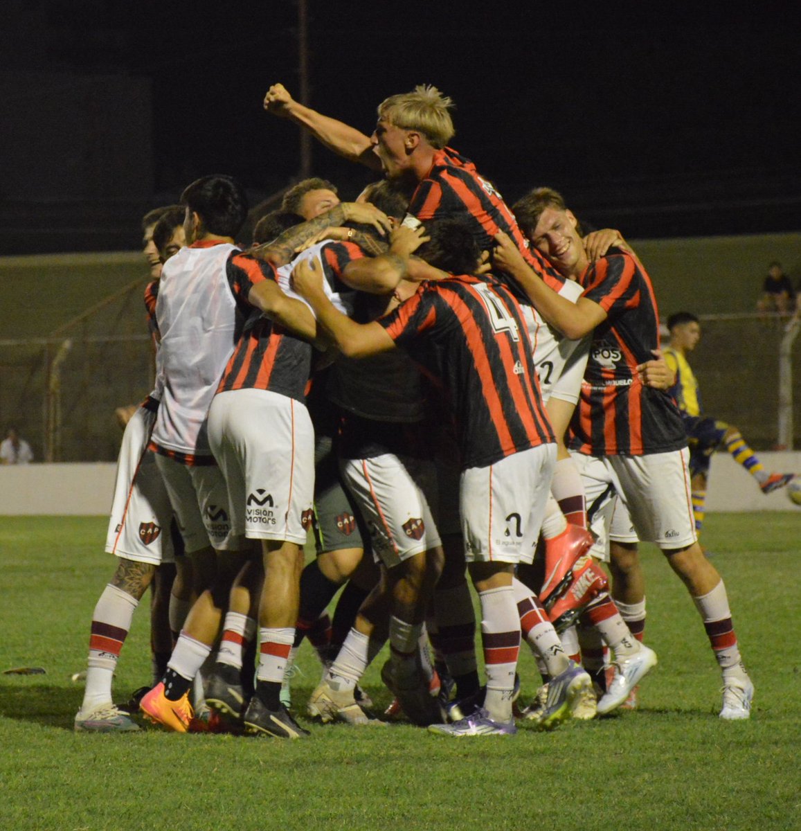 ClubPatronatoOf's tweet photo. ⚽️ #InferioresAFA | 🏆 ¡LA #CUARTA ES BICAMPEONA NACIONAL!

Los de Candia-Ferrero vencieron a Atlanta por 3 a 2 con goles de Alejo Miró (x2) e Ignacio Giacinti y se quedaron por segundo año consecutivo con el Torneo Juveniles de la Primera Nacional.

¡Felicitaciones! 👏🏾

#VamosPatrón 🔴⚫️💪🏾
