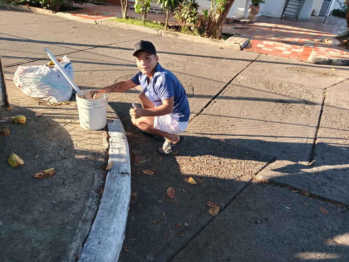 Jupacudid1's tweet photo. Hoy continuamos dejando una huella en la comunidad Vallenata y en esta ocasión en nuestro barrio Obrero, con algunos jovenes del sector y mi hija Alejandra Cuello aportamos un granito para darle un ambiente característico navideño. https://t.co/ZPFzqi4Y4M