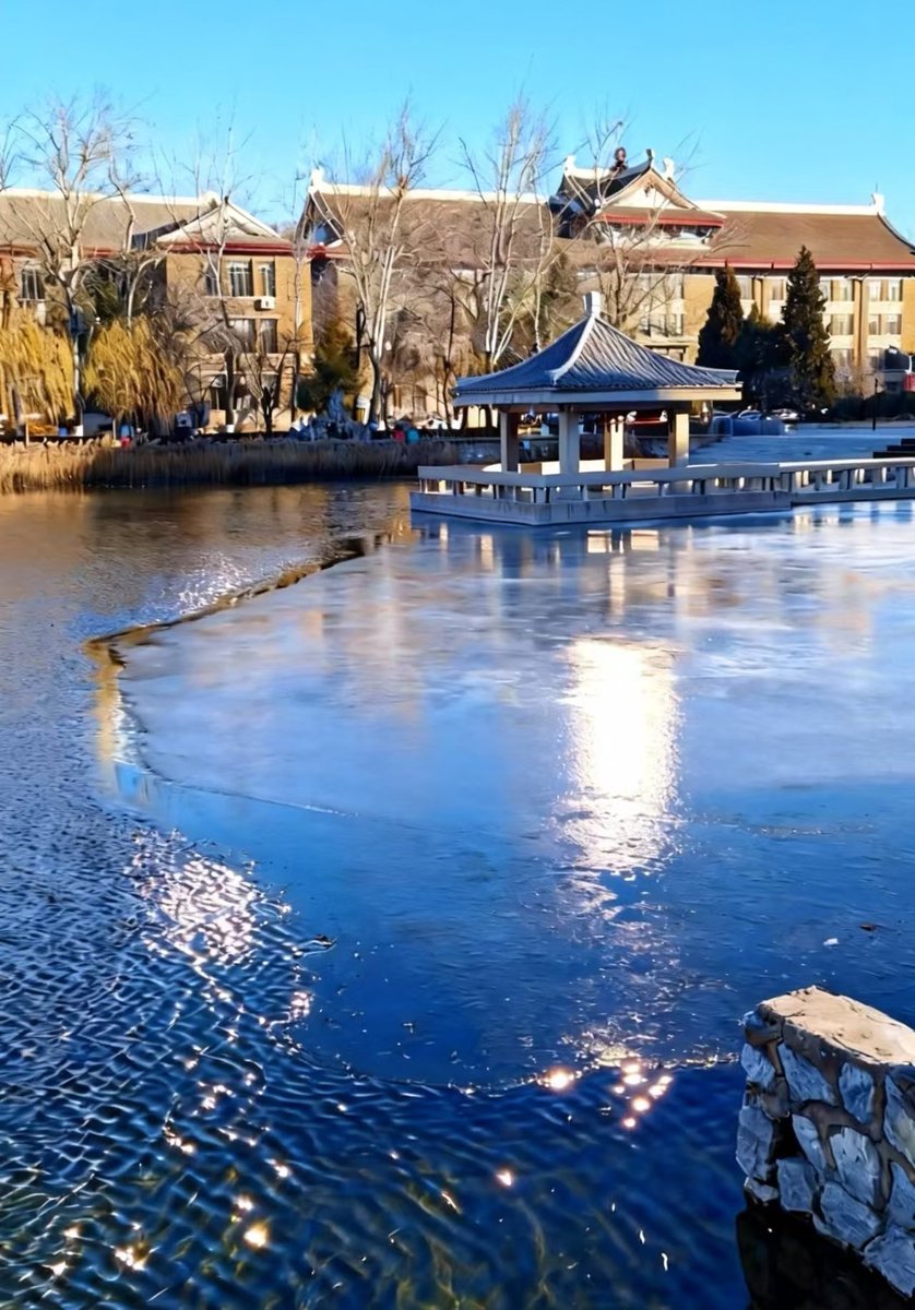 mear39864353's tweet photo. Half of Jingye Lake has frozen over: half a mirror, half a wave~ (Who can describe this picture with a poem? Please leave a comment [smiling]) https://t.co/7UnYmiruhF