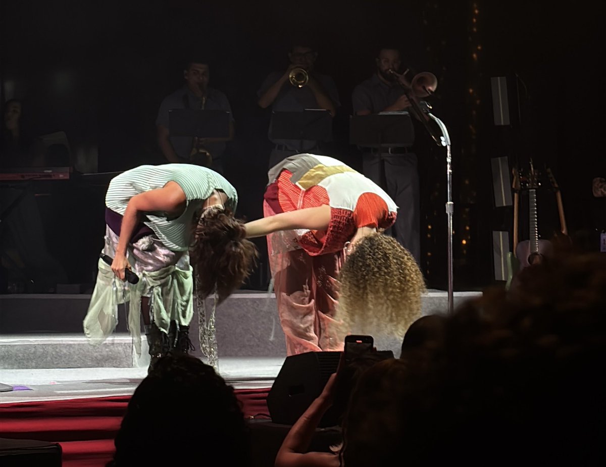 sideswiftie's tweet photo. MAIS UM SHOW DAS ANAVITÓRIA QUE ASSISTI DA GRADE OBRIGADA POR TUDO PREFEITURA DE BARUERI https://t.co/UVnXm1lHn7