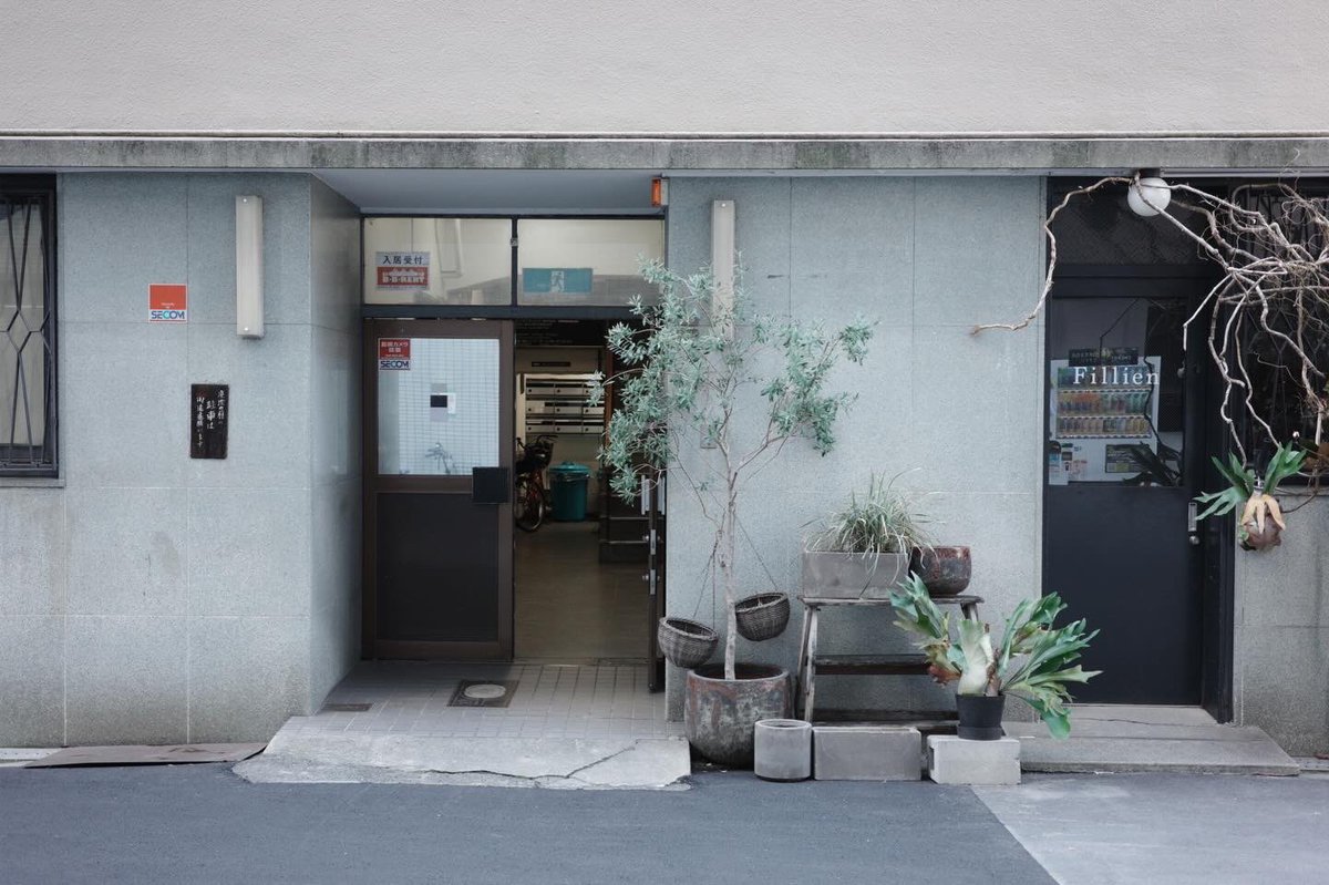 chamoto_m's tweet photo. day3
12月8日(月)まで残り2日、
大阪 / 本町、hamada rie gallery / spaceにて今年最後のポップアップとなります。

ポップアップでは、定番ラインの小物やバッグを中心に、限定の革や一点ものもご用意ておりますのでぜひお立ち寄りください。

osaka
pop up
大阪市西区阿波座1-14-15 三和ビル阿波座3F
hamada rie gallery / space
12.5.fri 〜 12.8.mon
11:00 - 19:00

” シンプルで余白のあるもの”
をコンセプトに1枚の革を折り、最小限の縫製で構築する。
無駄を削ぎシンプルな中に機能美と遊びを内包したミニマルなデザインを形にしています。

https://t.co/lUayYsqM4K