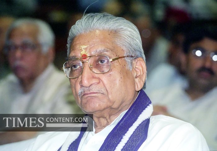 मंदिर मे रामलला विराजमान करने के लिए पाँच लोग इककट्ठा हुए थे , महंत दिग्विजयनाथ , बाबा राघवदास ,  बाबा अभिराम दास, रामचन्द्र परमहंस और हनुमान प्रसाद पोद्दार। नानाजी देशमुख का नाम भी इसमे आता है पर उन्होंने न कभी इसे स्वीकार किया न खंडन किया।   महंत दिग्विजयनाथ सिसोदिया राजपूत थे