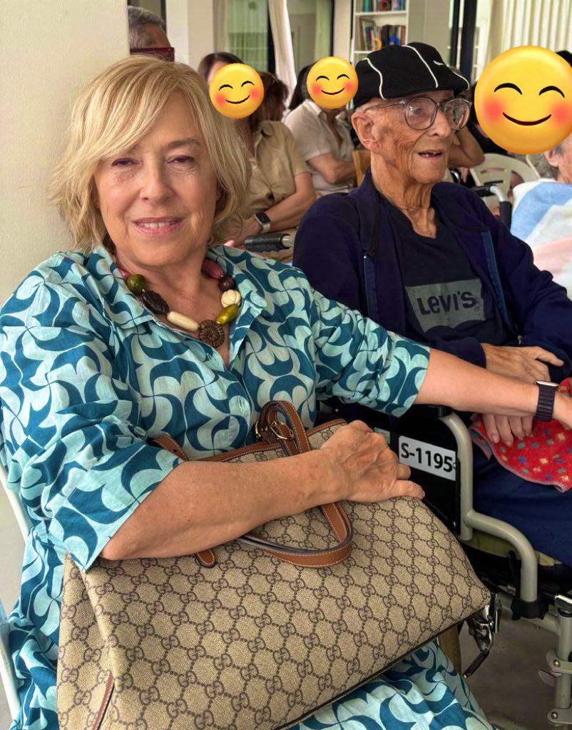 BLONDIE ™️🌟🦋¯\_(ツ)_/¯🦁🩵🤍🩵🙈🙉🙊 tweet media