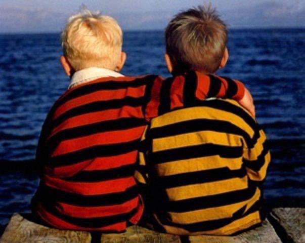 " كن قريباً من الشخص الذي يجعلك سعيداً .. وأكثر قرباً من الشخص الذي لا يكون سعيداً إلا بك "