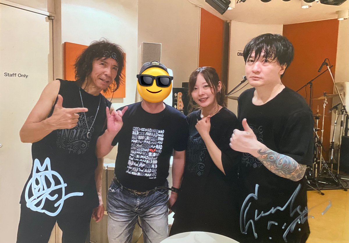 昨日、#ThaPinoNoir のライブ後に写真にサインをして貰いました😄

撮影場所     : #音楽室DX
撮影日         : 2025年10月5日
サイン場所  : #GODZ
サイン日      : 2025年12月6日

ありがとうございます🙇
残念ながら中所さんは遊びに来てなかったんで別途貰いに行きます😄

#ThaRoseNoir