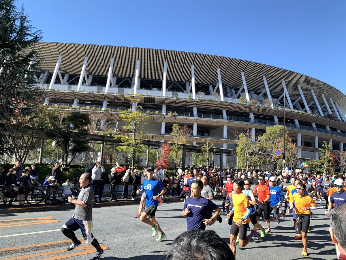 FIT_For_Charity's tweet photo. 5キロ・ランがスタートしました！今年は1,500人以上の登録参加者が走っています！3周コースです！
5km run has started! Over 1,500 registered numbers of participants are running today! Remember, it's 3 laps! 
#FITForCharity https://t.co/dQx1qDdlZX